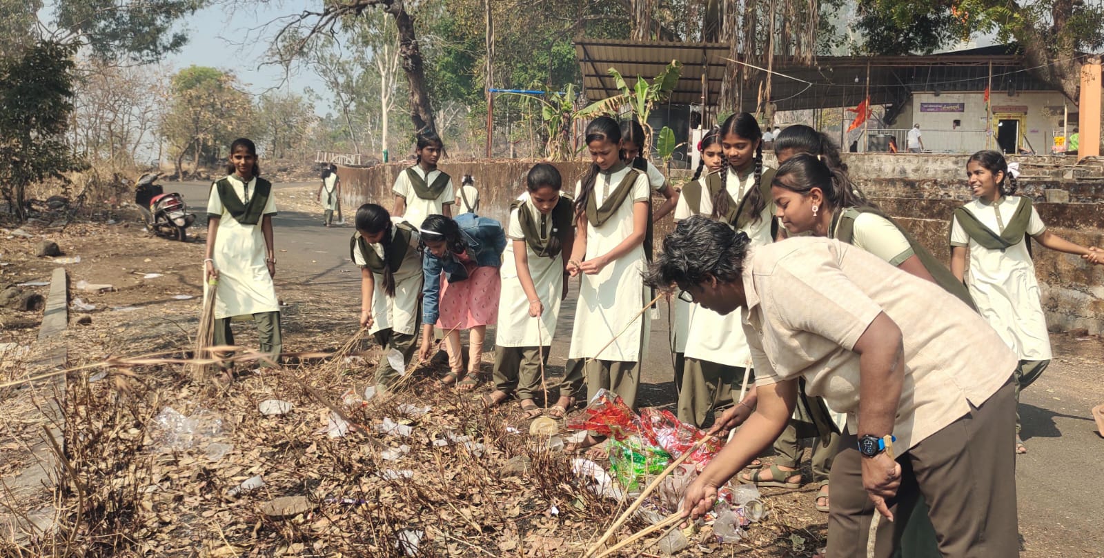 जोमकाई मंदिर परिसर स्वच्छता: ३० वर्षांचा उपक्रम
