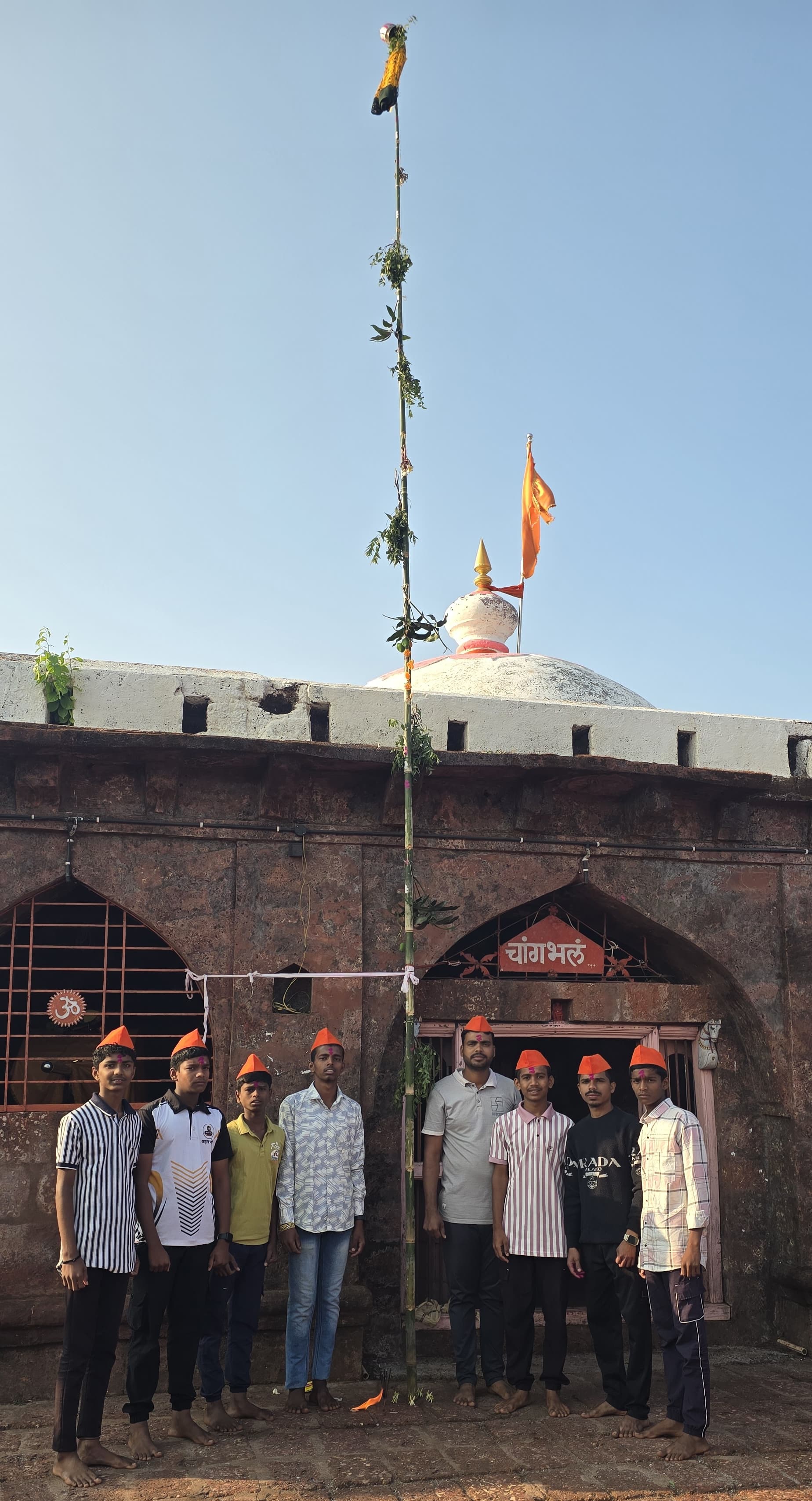 धामणे येथील युवकांनी उभारली  भुदरगड दुर्गावर  गुढी.