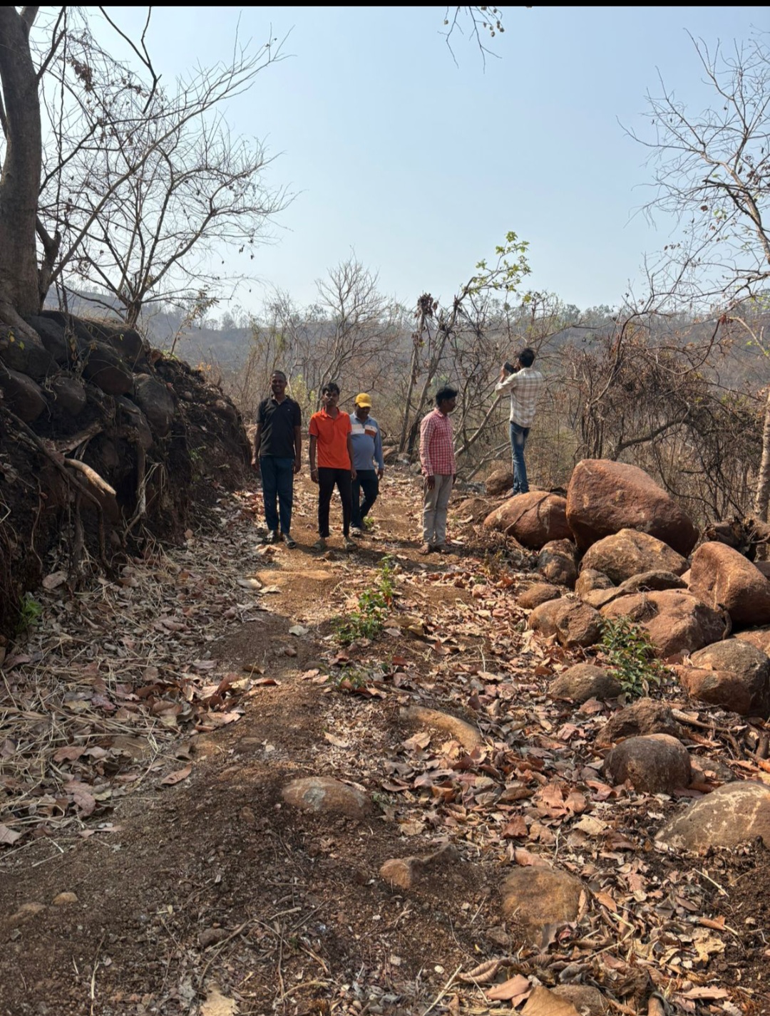 धामणेतील शेतक-यांनी केला स्वखर्चाने शेतरस्ता.